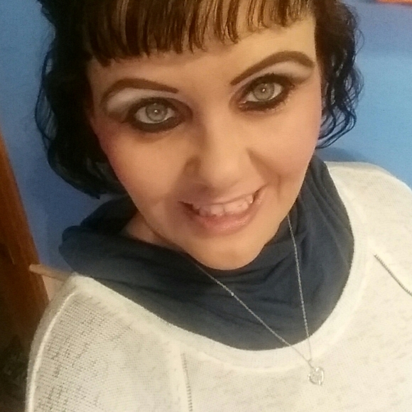 Meet your Posher, Daphne - Picture 2 of 8